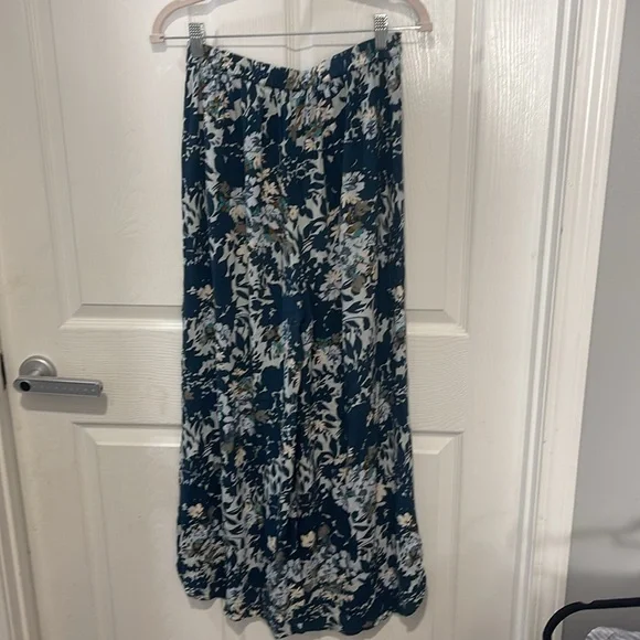 Free People Floral Pants with pockets- Blue and White - Picture 3 of 3